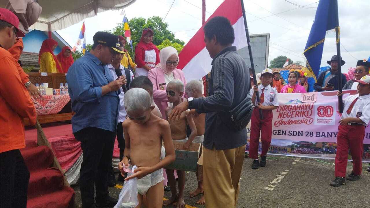 Siswa SD di Banyuasin Jadi Sorotan, Berperan sebagai Tuyul dan Dapat Saweran dari Bupati!