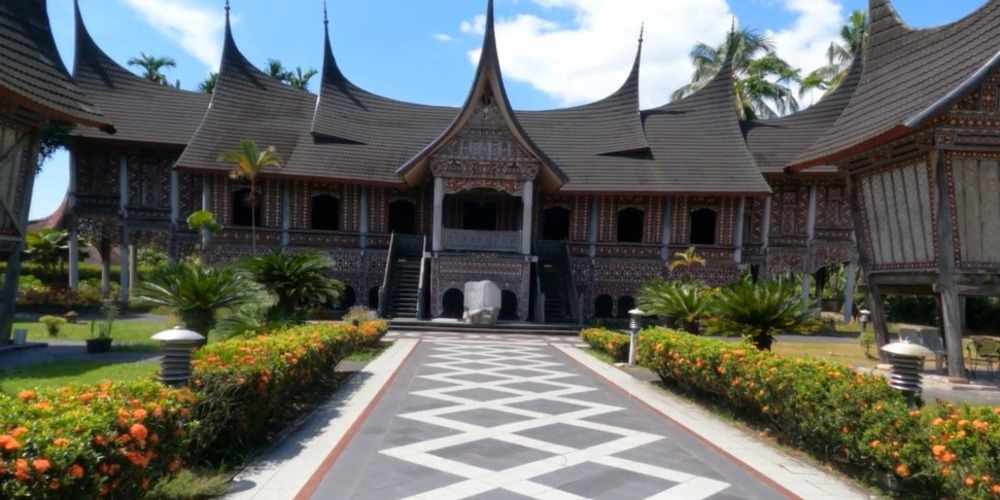 Menguak Keindahan 5 Rumah Adat yang Ada di Indonesia, Warisan Budaya yang Sarat Makna