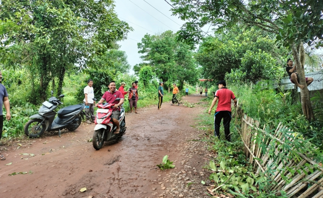 Warga Villa Bukit Indah Kompak Gotong Royong Sambut Ramadan