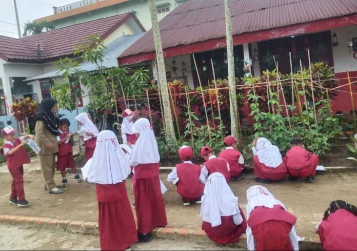 SDN 1 Makarti Jaya Terapkan Belajar di Luar Ruang Kelas