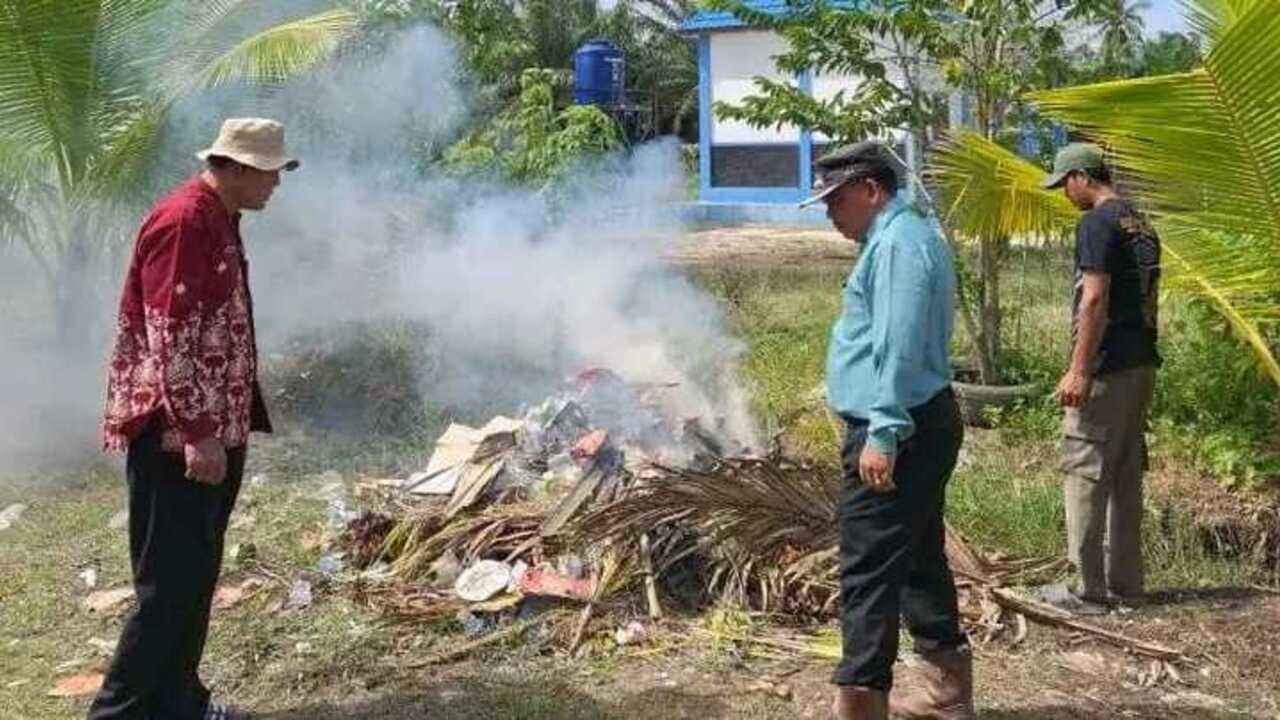 Sambut Ramadan Pegawai Kecamatan Selat Penuguan Gotong Royong