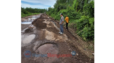 Irian Setiawan Perbaiki Jalan Poros dengan Dana Pribadi 