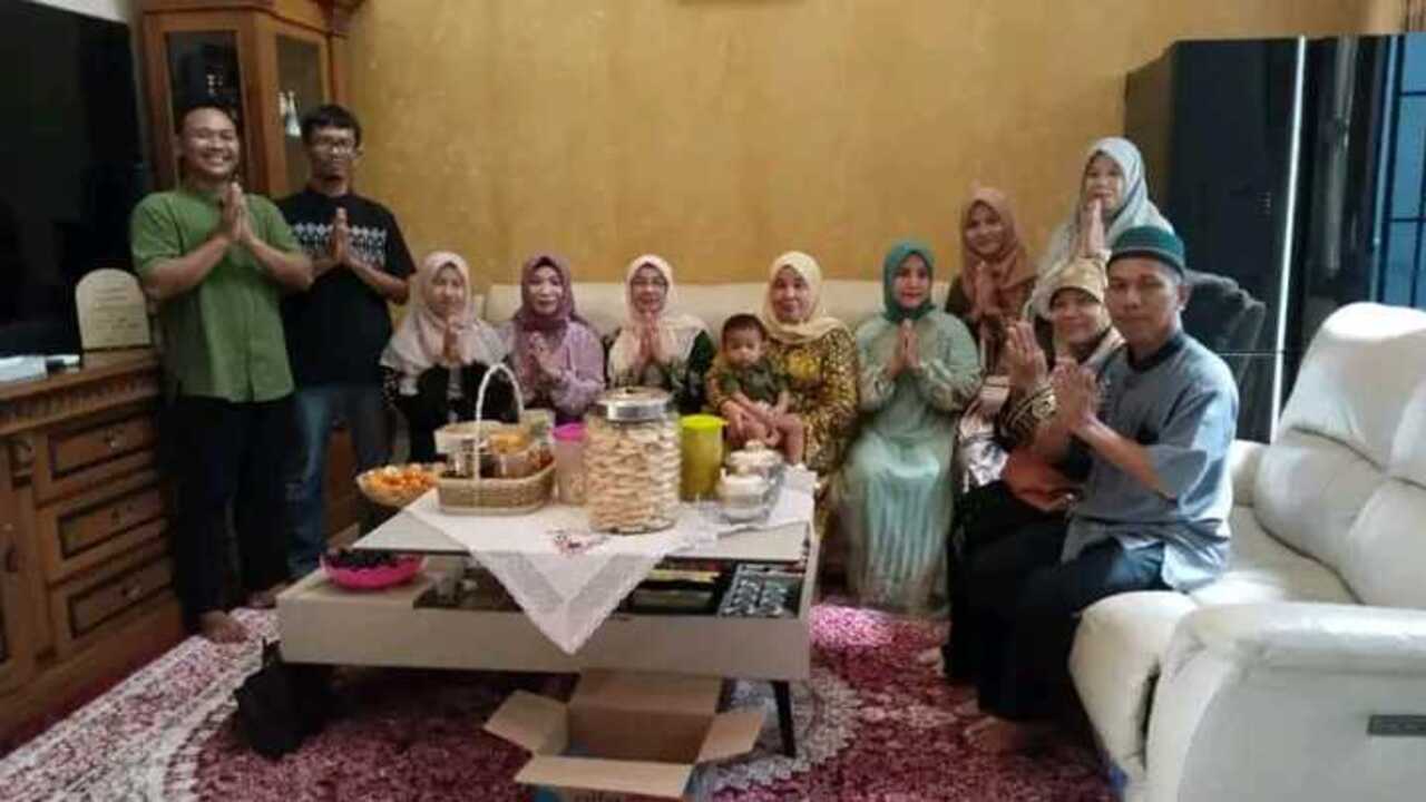 Semangat Kebersamaan, Guru dan PTK SMPN 2 Banyuasin III Silaturahmi ke Rumah Kepsek