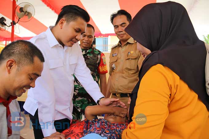 Ratusan Anak Disunat Massal, Noor Ishmatuddin Berikan Hadiah