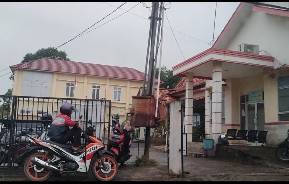 Tiang Listrik Halangi Akses UGD Puskesmas Pangkalan Balai, PLN Tagih Biaya Pemindahan Rp39 Juta