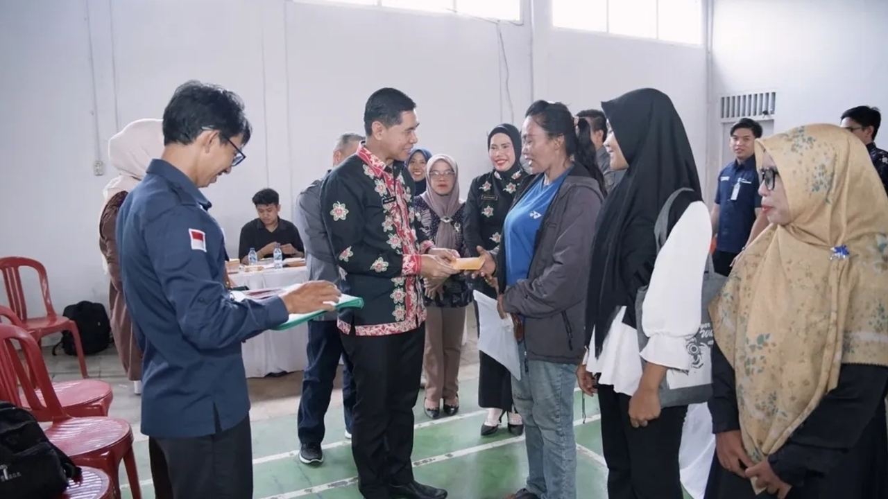 Akses Bantuan Lebih Mudah, Warga Talang Kelapa Terima Buku Tabungan PKH