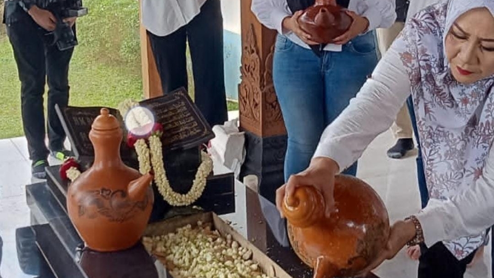 Diana Ziarah ke Makam Orang Tua, Minta Restu Maju Pilkada 2024 ?