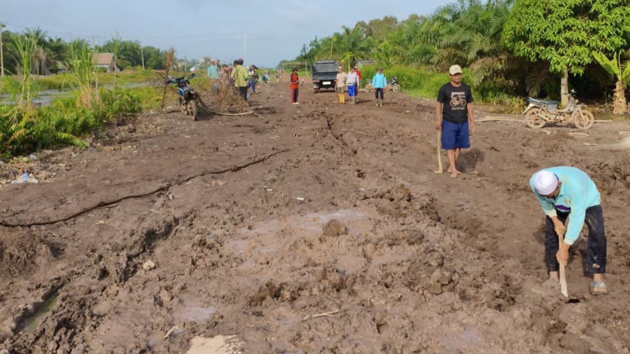 Jalan Berlumpur, Warga Dua Desa di Air Kumbang Gotong Royong Perbaiki Jalan