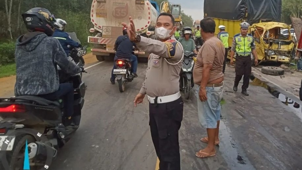 Adu Banteng Dua Truk di Jalintim Banyuasin, Satu Orang Tewas dan Dua Luka-Luka