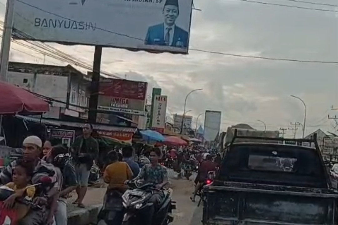 Berburu Takjil Hari Pertama Puasa, Pasar Pangkalan Balai Dipadati Warga, Lalin Macet Lancar