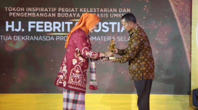 Sukses Kembangkan Kekayaan Kain Tradisional, Feby Herman Deru Dinobatkan Sebagai Tokoh Inspiratif