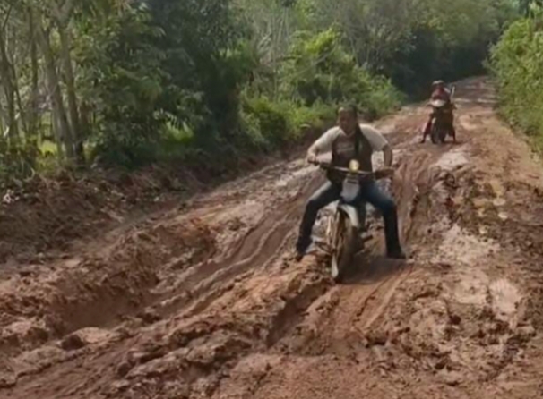 Warga Lebung Minta Pindah ke Muara Enim, Kecewa Jalan Rusak tak ada Perbaikan, PUPR : Tahun Depan Diperbaiki