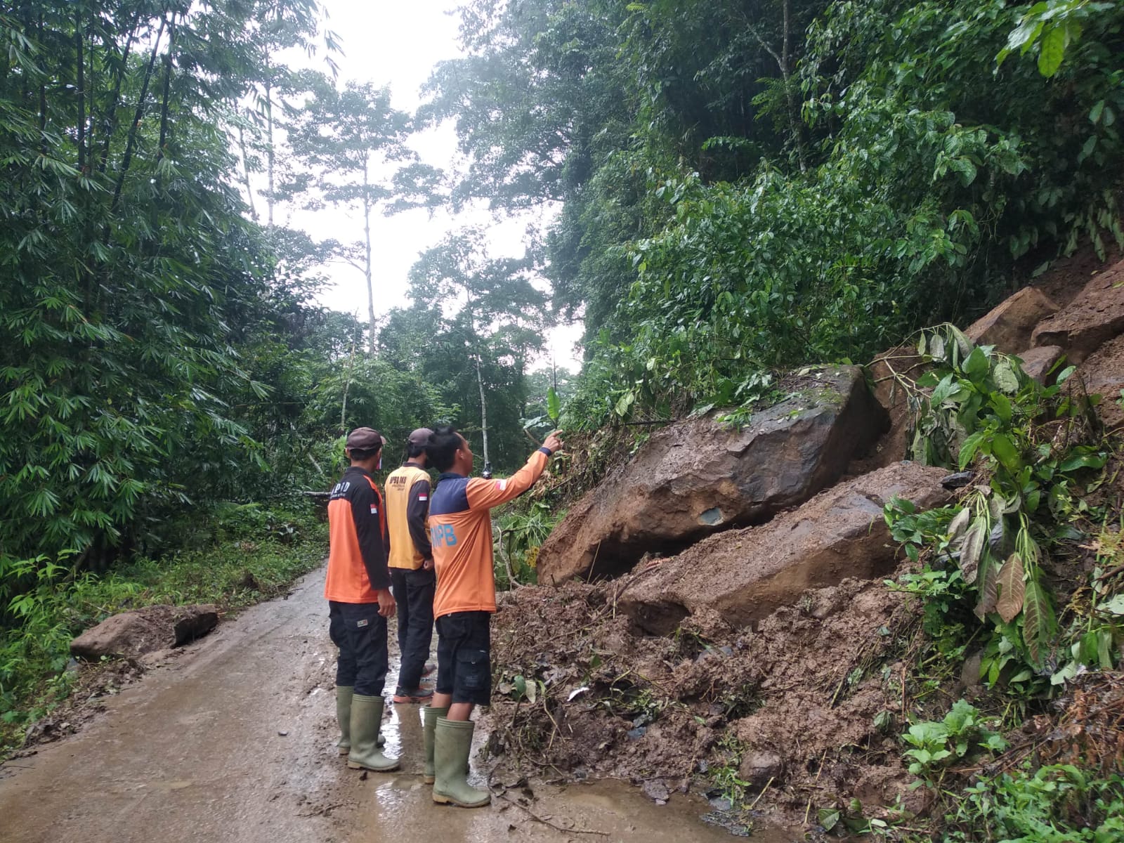 BPBD OKU Bersihkan Material Tanah Longsor di Jalan Desa Gunung Meraksa