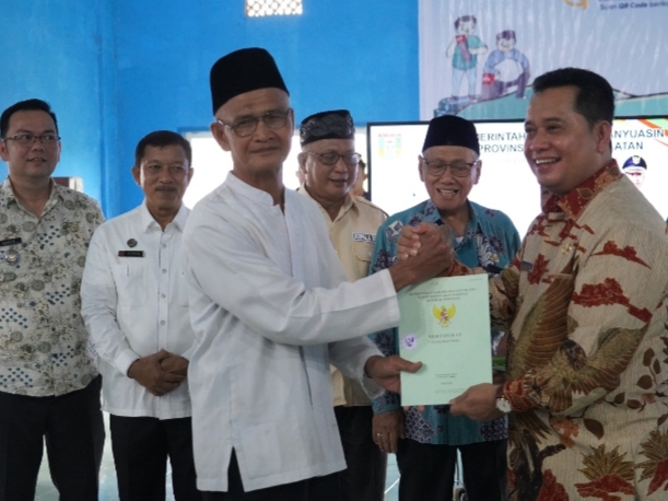 Program Gempatas, Bupati Banyuasin Serahkan 556 Sertifikat Tanah