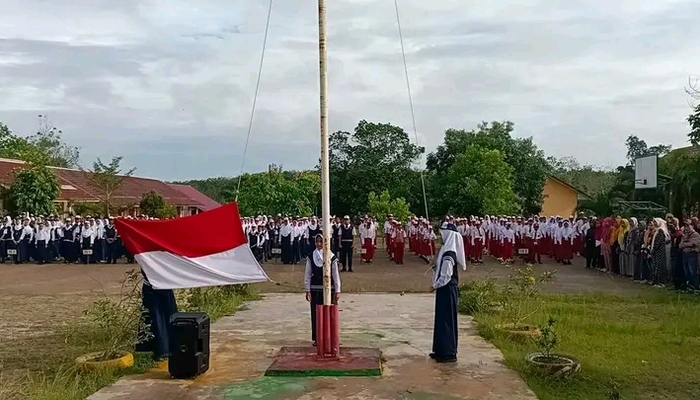 Wali Siswa di SMPN 4 Banyuasin III Ini Ikutan Laksanakan Upacara Bendera