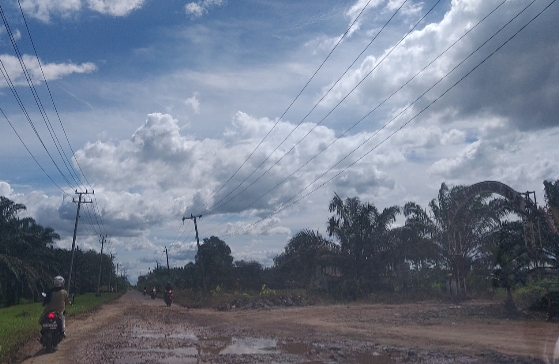 Akses Jalan Ini Berkali-kali Ditambal, Jalan Kembali Rusak