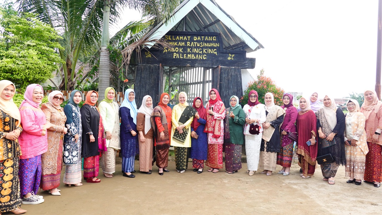 Peringati Hari Kartini, Ketua DWP Sumsel Ziarahi Makam Ratu Sinuhun