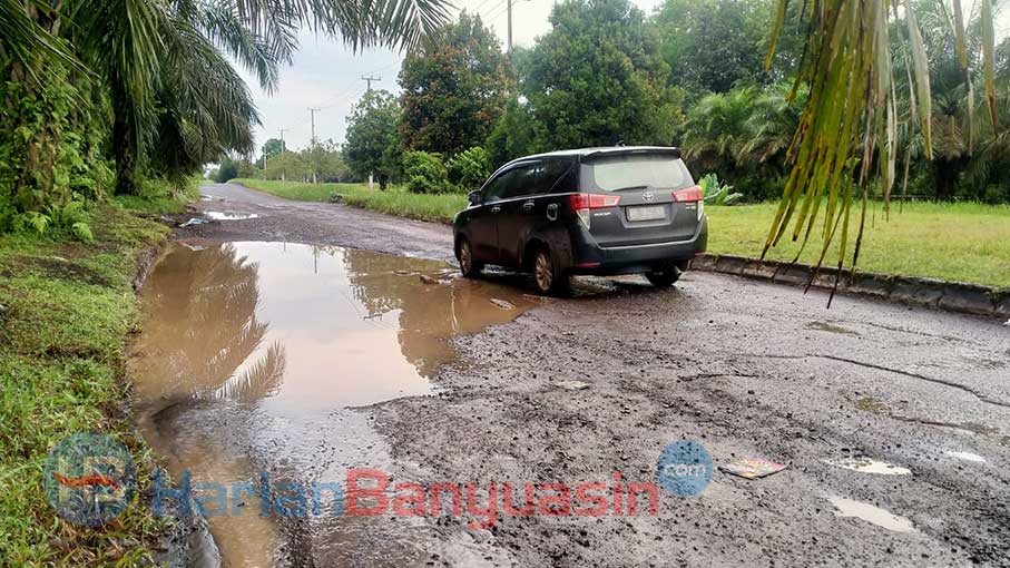 Mengancam Keselamatan Kerusakan Jalan Lingkar Setreo Semakin Parah