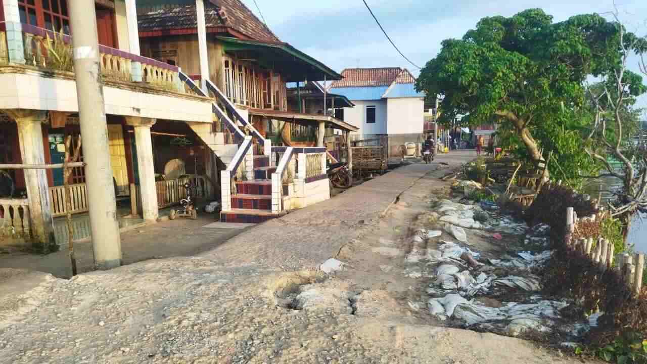 Memprihatinkan! Jalan Desa Tanjung Menang Musi Terancam Putus Akibat Abrasi Air Pasang