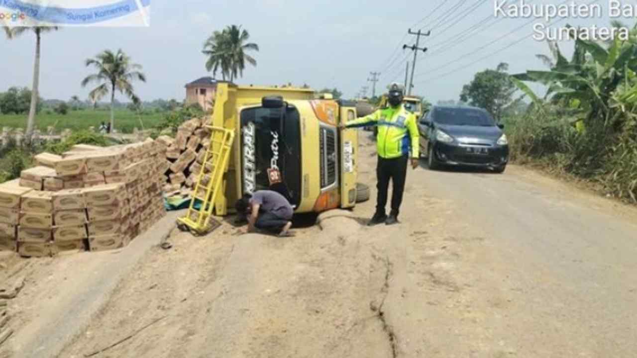 Jalan Palembang-Rambutan Kian Memprihatinkan, Truk Kerap Terbalik Akibat Jalan Berlubang