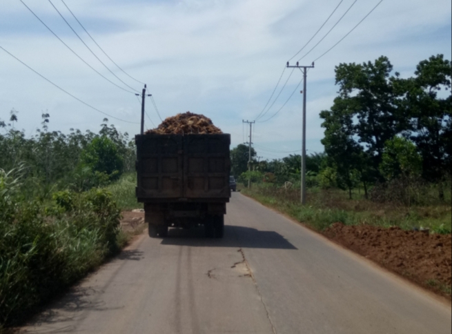 Truk Bermuatan Tangkos Ancam Pengguna Jalan