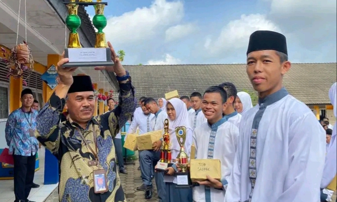 Siswa SMAN Plus 2 Banyuasin III Terima Anugerah Prassiddhi