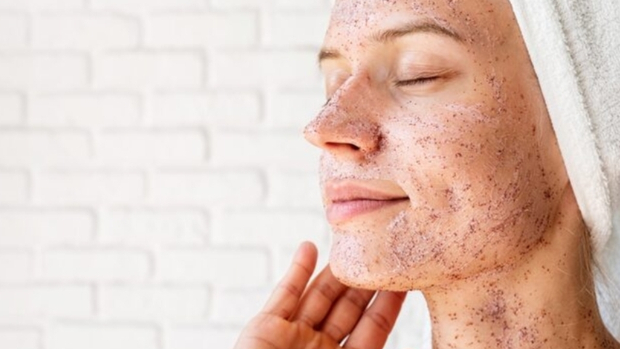 Jangan Asal Scrub! Ini Waktu yang Tepat untuk Eksfoliasi Wajah