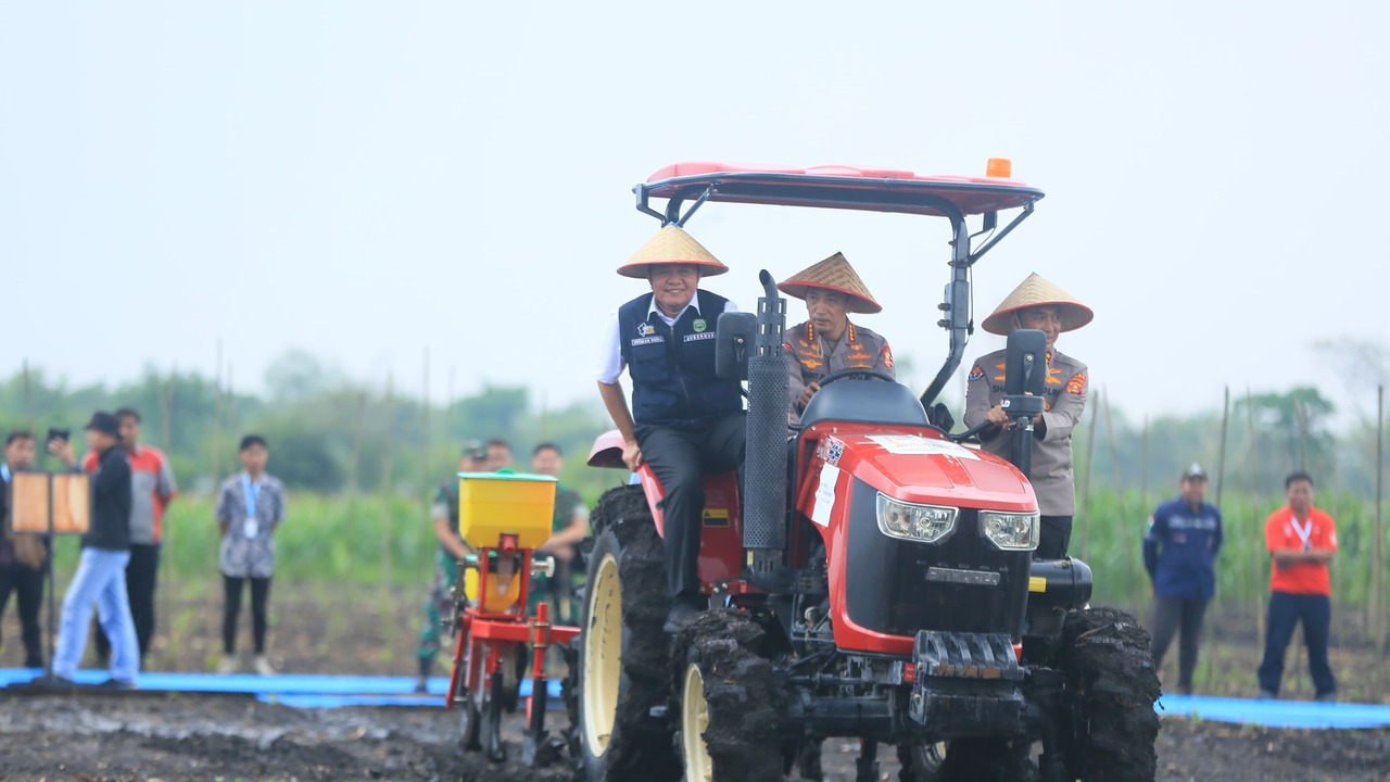 Dampingi Kapolri, Herman Deru Tanam Jagung Serentak di Ogan Ilir
