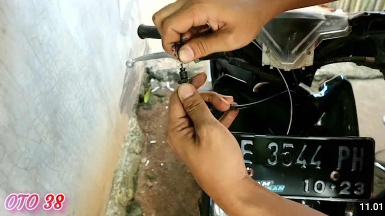 Nggak Perlu Bengkel! Begini Cara Mudah Ganti Kabel Gas Beat Karburator