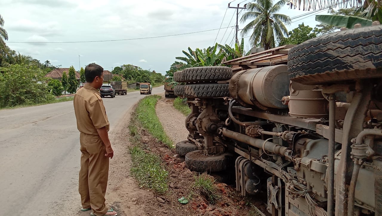 Bahu Jalan Tinggi, Truk Bermuatan Koral Terguling