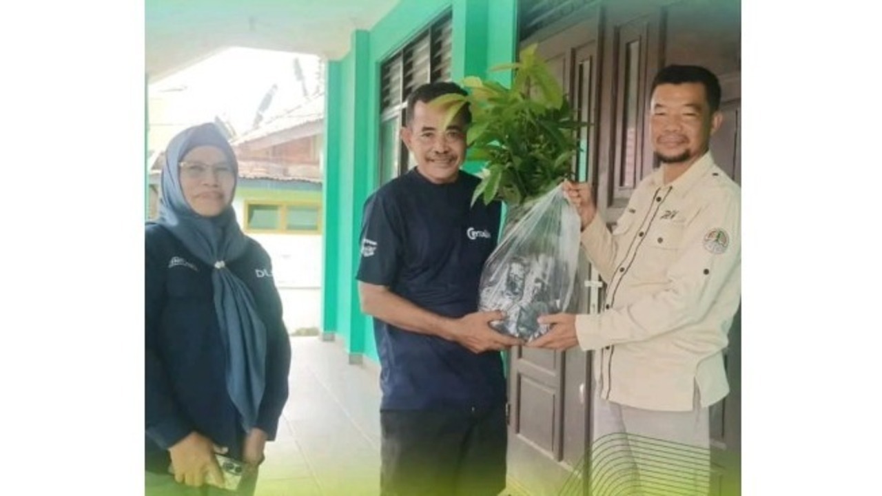 Siap Sukseskan Program Ekoteologi, ​MAN 1 Banyuasin Terima Bantuan Bibit Pohon dari DLH