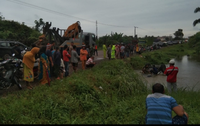 Jalan Sempat Macet, Evakuasi Mobil Pemudik Nyemplung ke Sungai Kayuara Kuning Banyuasin