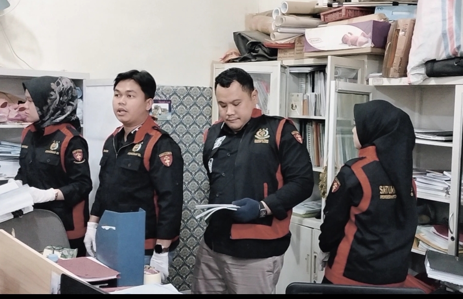 BREAKING NEWS: Tim Pidsus Kejari Banyuasin Geledah Dinas Kesehatan, Ini yang Dicari!
