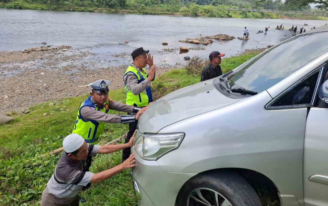 Mobil Wisatawan di OKU Nyaris Terjun ke Sungai