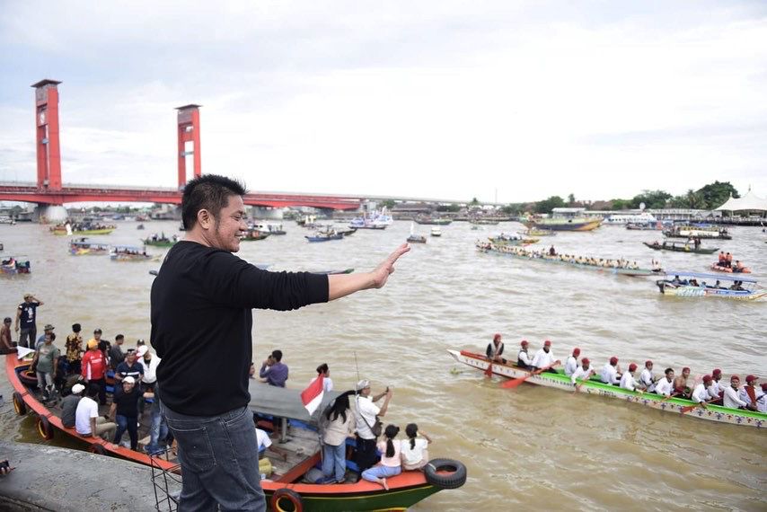 Lomba Perahu Bidar Tadisional dan Perahu Hias Piala Gubernur Berhasil Sedot Ribuan Penonton