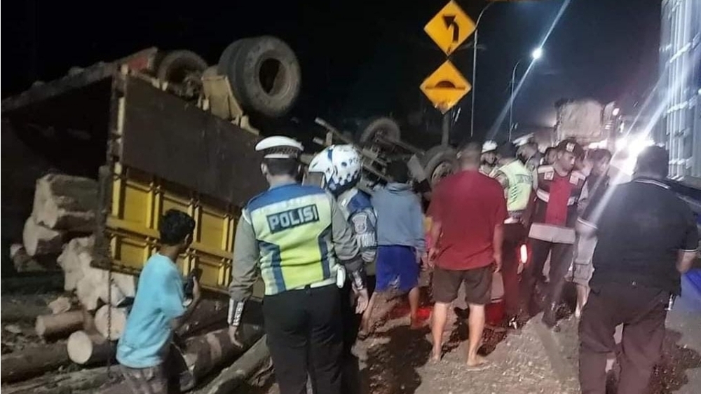 Truk Bermuatan Balok Kayu Terbalik di Jalintim Banyuasin, Begini Kondisi Kernet dan Penumpangnya!