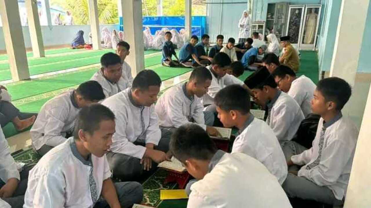 SMAN 1 BA III Bimbing Murid Belajar Membaca Alquran Melalui Program Literasi Agama