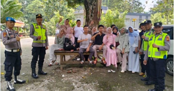 Mobil Wisatawan di OKU Nyaris Terjun ke Sungai