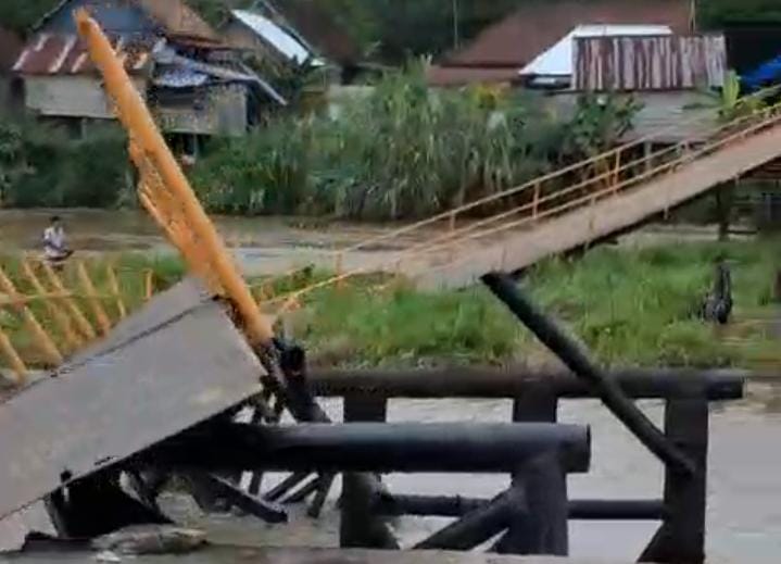 Jembatan Lubuk Rukam–Muara Kumbang Ambruk 
