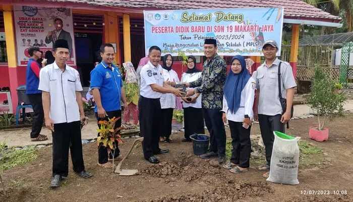 Aksi Peduli Lingkungan, SD Negeri 19 Makarti Jaya Tanam Pohon Penghijauan