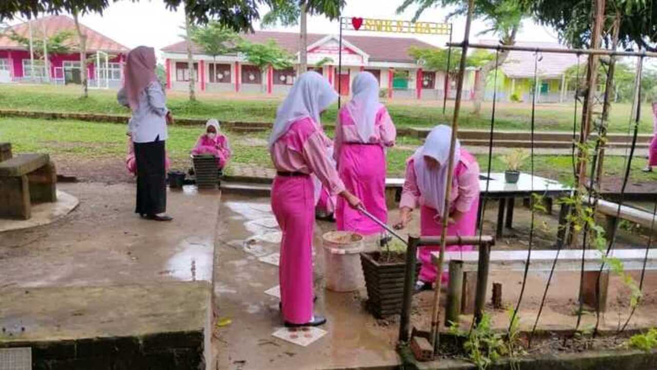 Menjaga Kebersihan Lingkungan, SMKN 1 Banyuasin III Terapkan Program Rabu Bersih