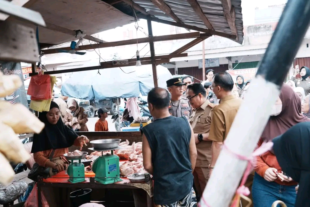 Harga Bahan Pokok Melonjak Usai Lebaran, Pedagang dan Emak-Emak Mengeluh