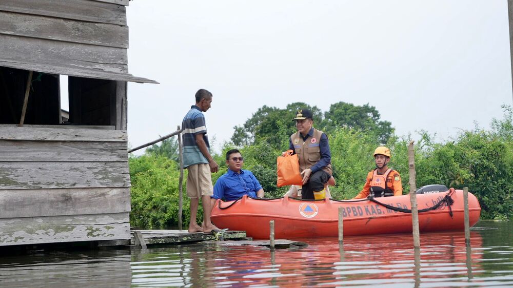 Pj Gubernur Sumsel Antar Bantuan Banjir di Musi Banyuasin dari Atas Perahu Karet