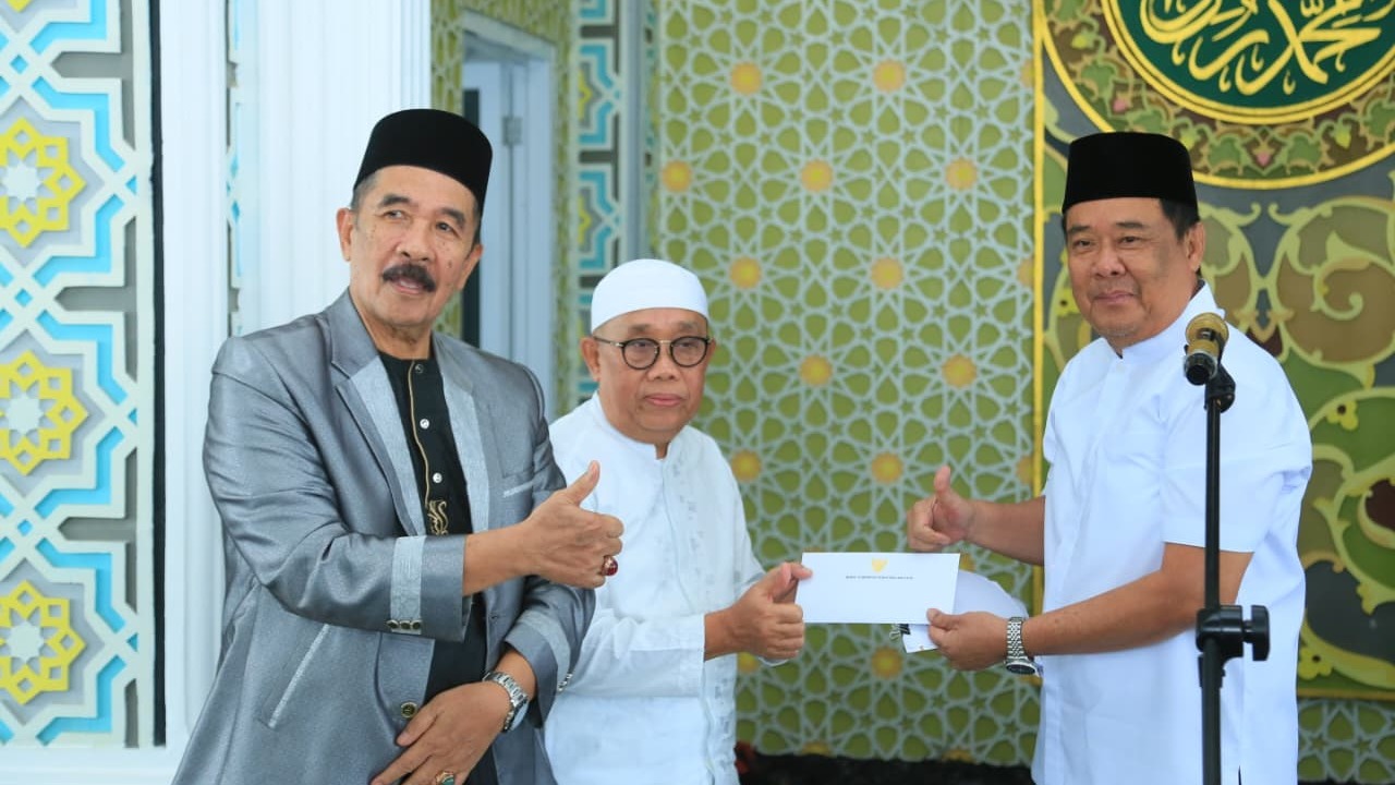 Ramadan Penuh Berkah, Wagub Cik Ujang Bantu Material Pembangunan Masjid Ummul Tumina