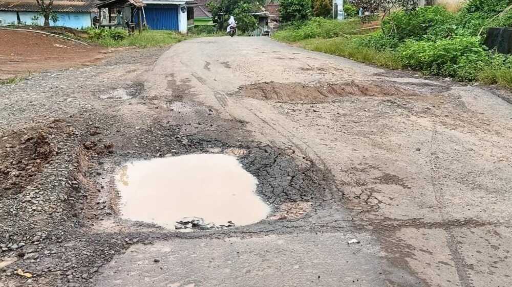Aktivitas Alat Berat, Akses Jalan di Desa Talang Ipuh Banyuasin Rusak