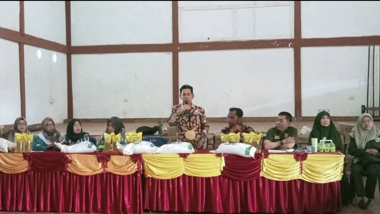 Camat Sembawa Hadiri Penyaluran Bantuan Pangan di Desa Mainan
