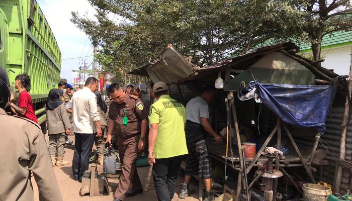 Satpol-PP Banyuasin Bongkar Kios Tambal Ban di Talang Kelapa, Ini Alasannya