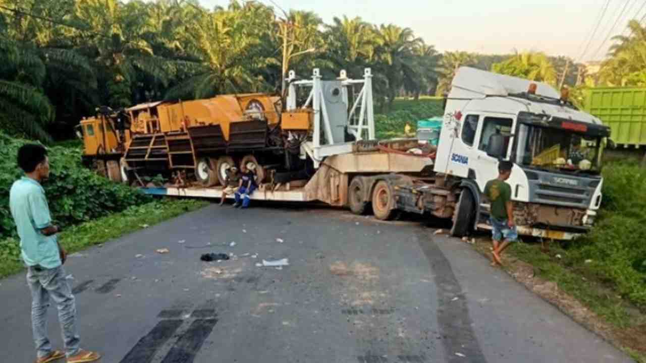 Truk Trailer Pengangkut Alat Berat Terperosok di Jalintim , Betung-Sekayu Macet Total