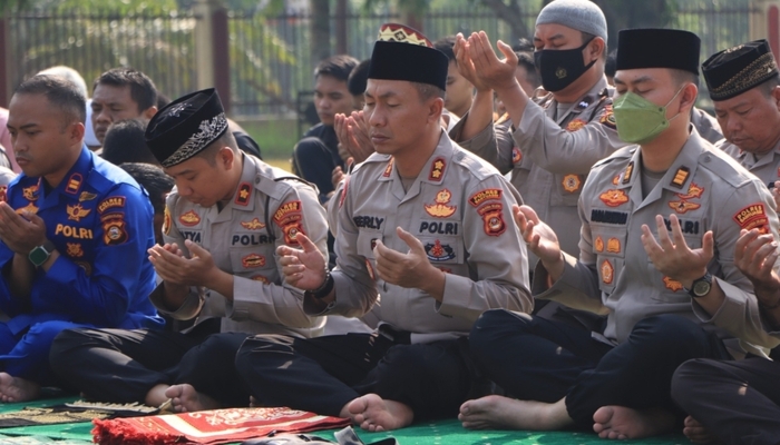 Ratusan Personel Polres Banyuasin Gelar Shalat Istisqa, Panjatkan Doa Minta Hujan