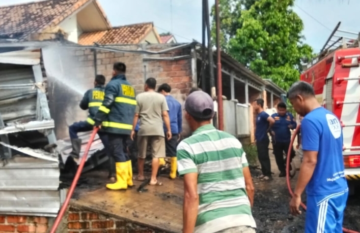 Gudang Usaha Karangan Bunga Wartawan di Banyuasin Terbakar, Ini Penyebabnya!